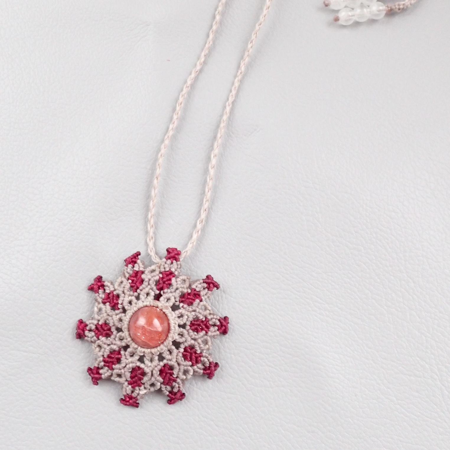 サンストーン 太陽モチーフのマクラメネックレス