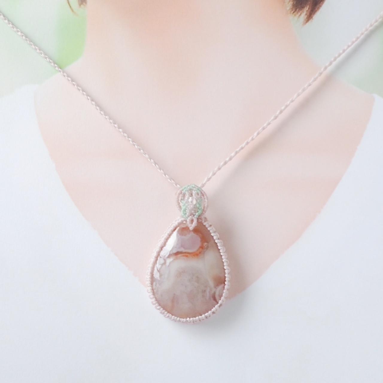 桜瑪瑙 大粒マクラメペンダント｜一点もの・春色天然石ネックレス