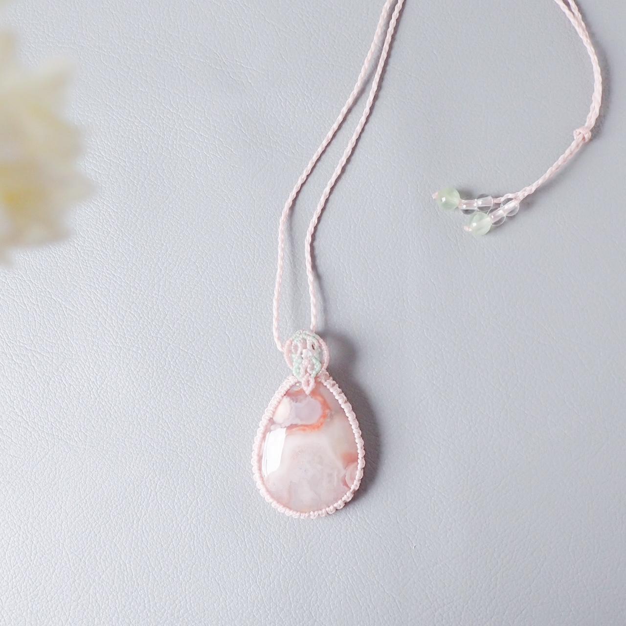 桜瑪瑙 大粒マクラメペンダント｜一点もの・春色天然石ネックレス | 2枚目