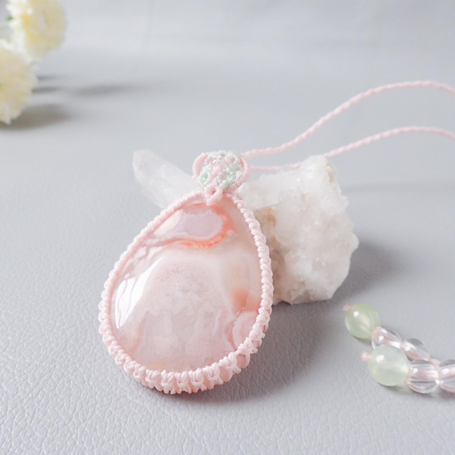 桜瑪瑙 大粒マクラメペンダント｜一点もの・春色天然石ネックレス | 3枚目