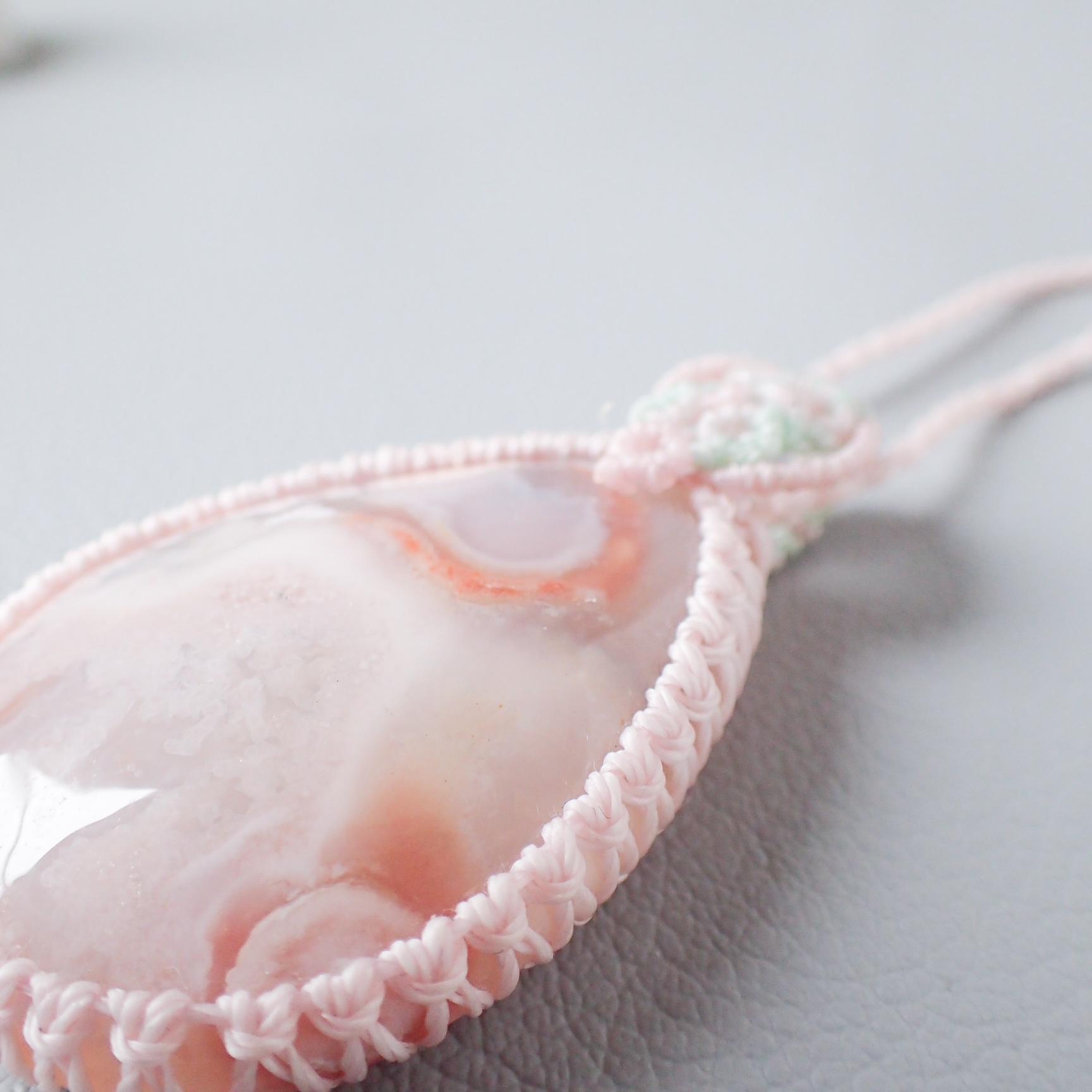 桜瑪瑙 大粒マクラメペンダント｜一点もの・春色天然石ネックレス | 4枚目