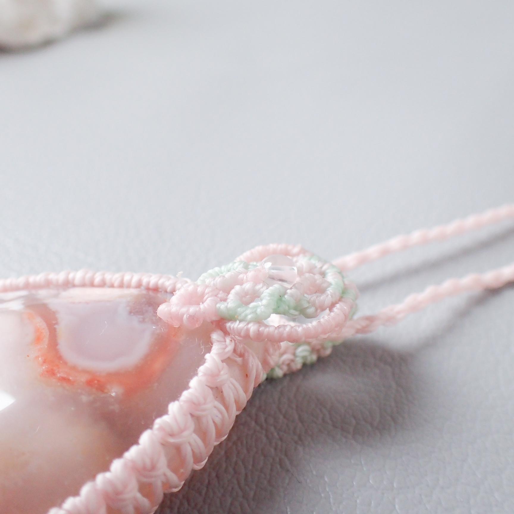 桜瑪瑙 大粒マクラメペンダント｜一点もの・春色天然石ネックレス | 5枚目