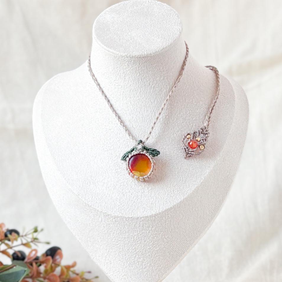 秋の光をまとう ガラスのマクラメネックレス