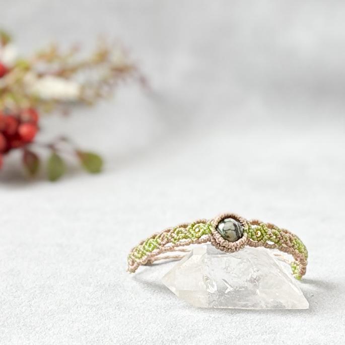 カムイコタン石のマクラメブレスレット ― 北の森の祈り ―