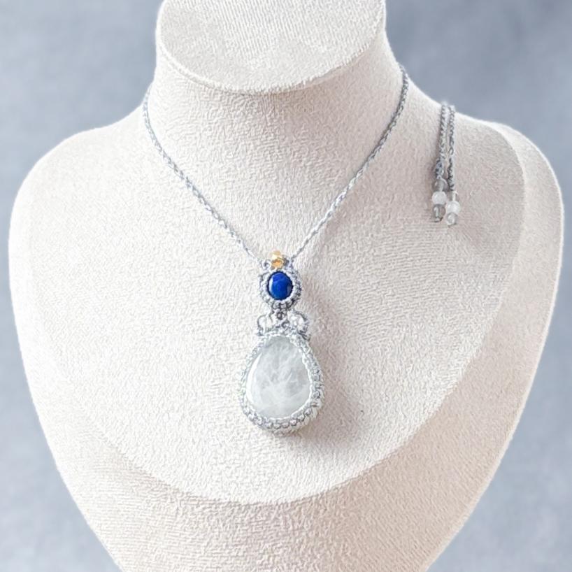 月の導き｜ムーンストーン×ラピスラズリの一点ものマクラメペンダント