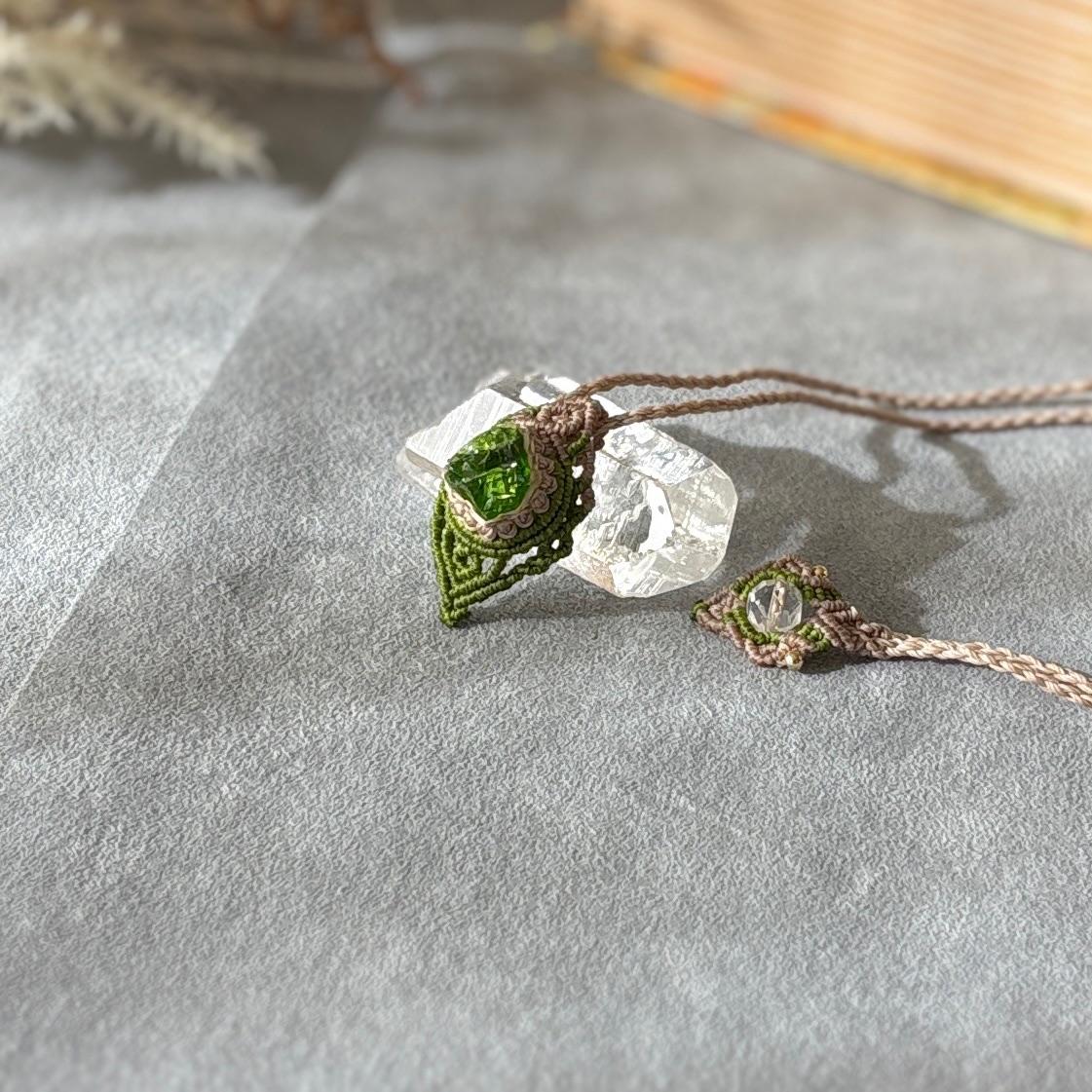 静かなグリーンのアンダラクリスタルペンダント｜一点もの